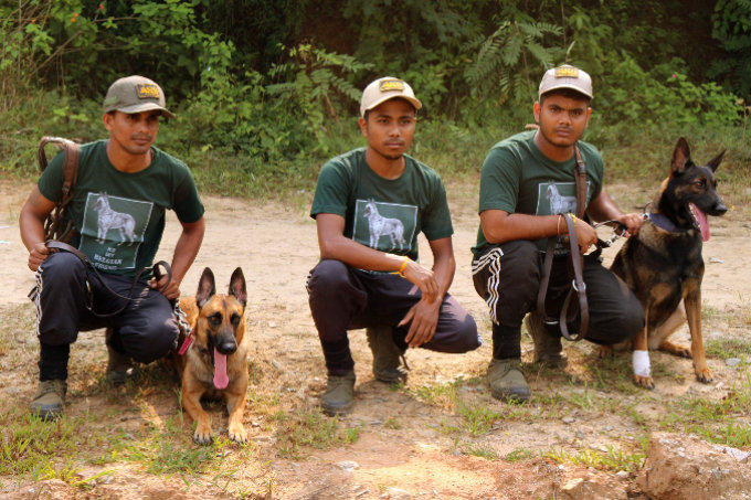 Gruppenfoto der Hundestaffel in Kaziranga - Foto: NABU/ Barbara Maas