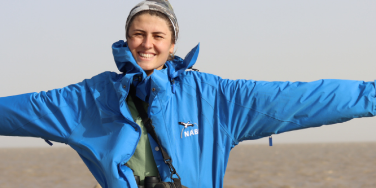 Latifa Gulomamadova lebt in Tadschikistans Hauptstadt Duschanbe, wo sie Englisch studiert und als Rangerin, Naturführerin und Übersetzerin für ANCOT arbeitet. - Foto: NABU/ANCOT