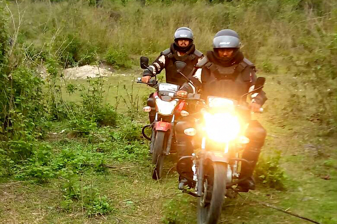 Im Kaziranga-Nationalpark suchen Ranger auf Motorrädern nach Wilderern - Foto: Barbara Maas