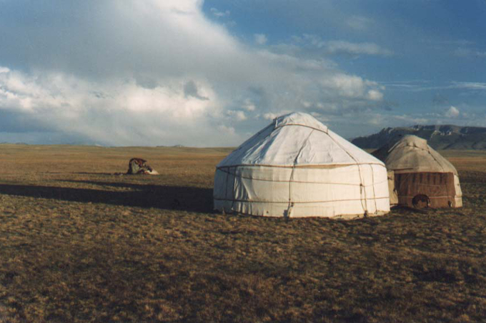 Eine Jurtensiedlung in der kirgisischen Steppe.
