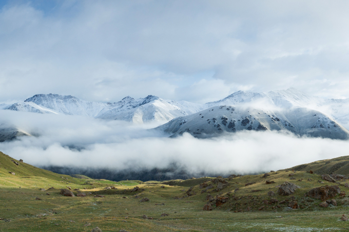 Nebelschwaden in einer kirgisischen Berglandschaft
