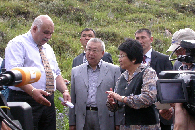 Kirgistans Umweltminister Bijmyrsa Toktoraliev und die kirgisische Präsidentin Rosa Otunbajewa im Gespräch mit NABU-Vertretern am Issykul-See - Foto: NABU