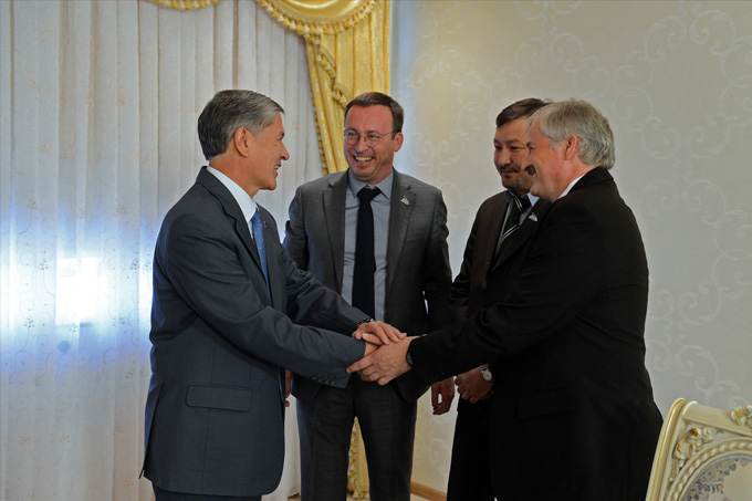 NABU-Präsident Olaf Tschimpke (re.) und Bundesgeschäftsführer Leif Miller (2. v. li.) begrüßen den kirgisischen Präsidenten Almasbek Atambajew (li.).