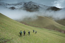 Gruppa Bars wandert in den wolkenbehangenden Bergen des Tian-Shans