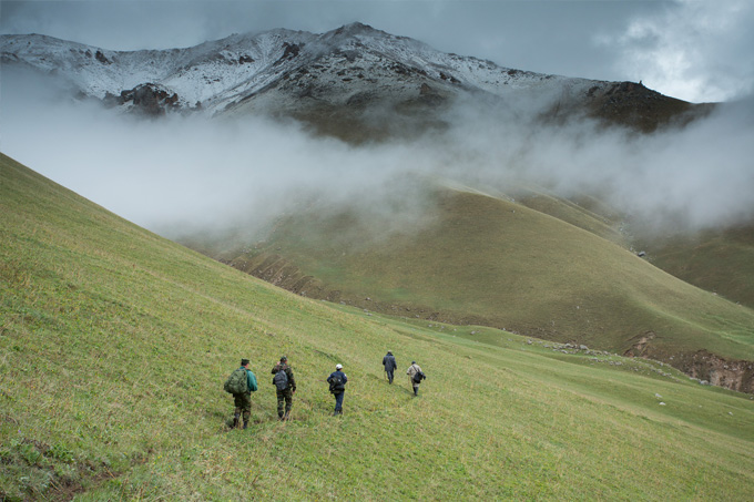 Gruppa Bars wandert in den wolkenbehangenden Bergen des Tian-Shan- Foto: NABU/Klemens Karkow