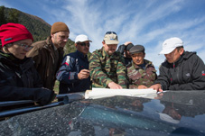 Das NABU-Ranger-Team „Gruppa Bars“ plant den Aufstieg in die Berge.