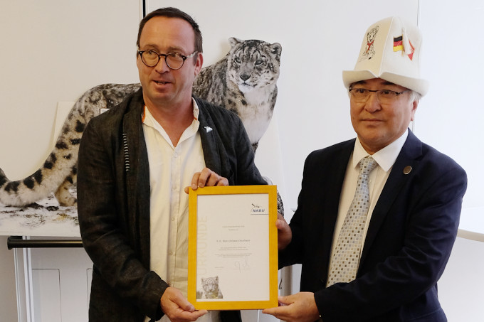NABU-Geschäftsführer Leif Miller übergibt Schneeleopardenpreis - Foto: NABU/Marco Philippi