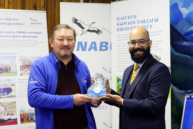 Behzad Larry, Direktor des HAHF, erhält den Schneeleoparden-Preis aus den Händen von Tolkunbek Asykulov, Leiter der NABU-Filiale in Bischkek, Kirgistan. - Foto: NABU Kirgistan/HAHF