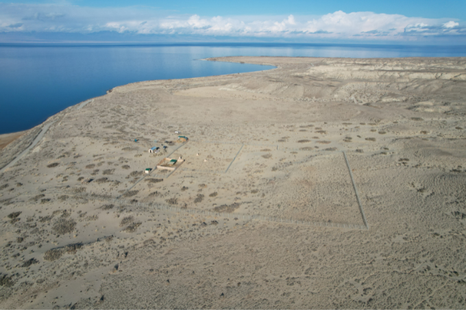 Drohnenaufnahme des Kropfgazellen-Auswilderungsgehege am Issyk-Kul-See im Nordosten Kirgisistans - Foto: NABU/ Ivan Turkovskii