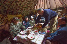 Das NABU-Expertenteam wird in die Jurte eines kirgisischen Hirten eingeladen
