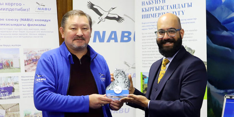 Behzad Larry, Direktor des HAHF, erhält den Schneeleoparden-Preis aus den Händen von Tolkunbek Asykulov, Leiter der NABU-Filiale in Bischkek, Kirgistan. - Foto: NABU Kirgistan/HAHF