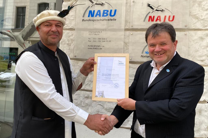 Ghulam Mohammad, CEO von BWCDO, erhält den Schneeleoparden-Preis von Thomas Tennhardt, NABU-Direktor Internationales . - Foto: NABU/ BWCDO