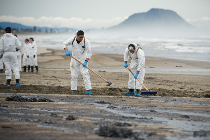 Strand von Öl säubern am Bay of Plenty in Neuseeland