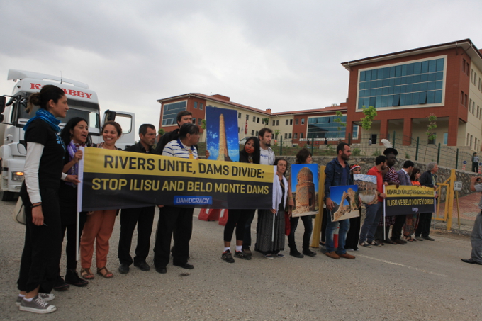 „Damocracy“-Aktivisten demonstrieren an der Baustelle zum Ilisu-Staudamm. - Foto: D. Dernegi