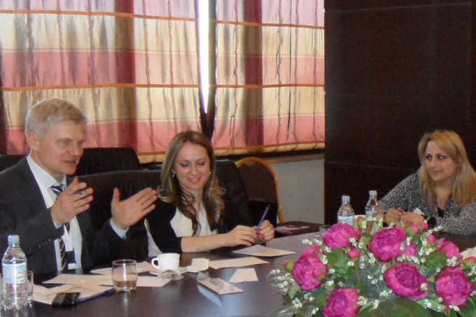 Arbeitsgruppe in einer Besprechung im Rahmen des Stakeholder-Forums in Jerewan