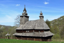 Traditionelle Holzkirche in den Transkarpaten.