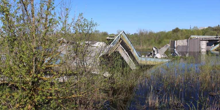 Eine zerstörte Brücke in einem ukrainischen Naturgebiet - Foto: USPB