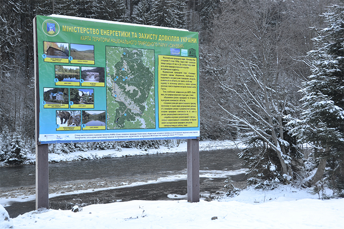 Eine im Rahmen des Projektes installierte Infotafel informiert Wanderer über Infrastruktur des Nationalparks.