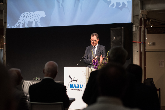 Dr. Gerd Müller richtet Grußworte an NABU International zum 10. Jubiläum - Foto: NABU/Sebastian Hennigs