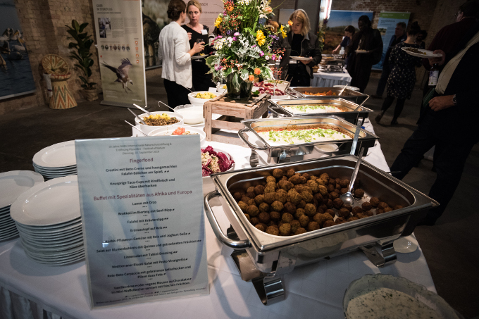 Ein köstliches Buffet sorgt für internationale Kulinarik - Foto: NABU/Sebastian Hennigs