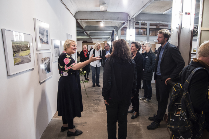 Die Kuratiorin Marianne Kapfer führt durch die PlanetArt-Ausstellung. Viele der Künstler sind auch vor Ort - Foto: NABU/Sebastian Hennigs