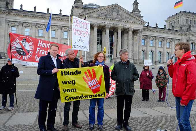 Politiker aller Parteien gegen Fracking. V.l.n.r: Frank Schwabe (SPD), Hubertus Zdebel (Die Linke), Julia Verlinden (Grüne), Josef Göppel (CSU). Foto: Sebastian Scholz