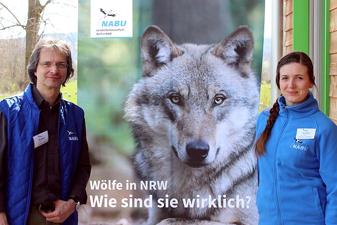 Wolfsbotschafter Katharina Stenglein und Thomas Pusch - Foto: NABU/Nicole Stock
