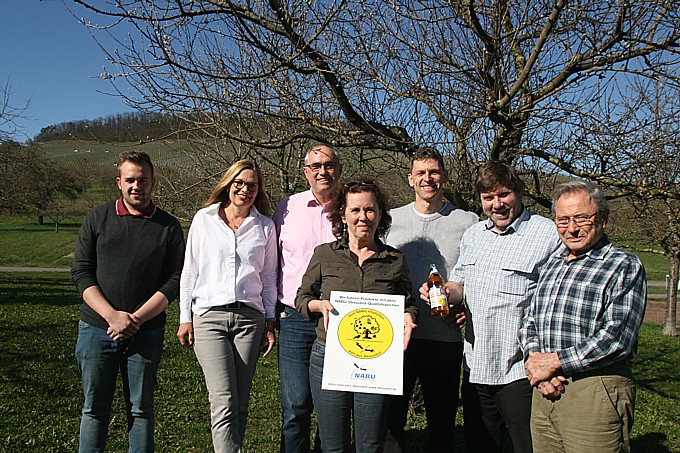 Die NABU-Zertifiziererin Claudia Jaskowski (Bildmitte) mit Vertretern von Ensinger sowie der Vaihinger Streuobst-Initiative - Foto: NABU-BFA Streuobst