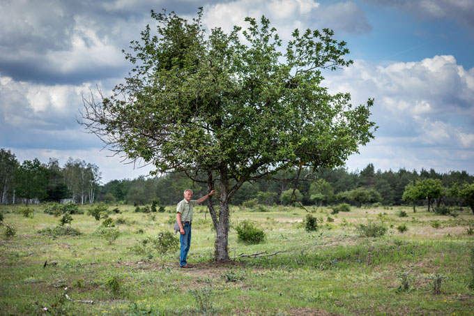 Walter Riemann in der Oranienbaumer Heide. Foto: NABU/Sebastian Hennigs