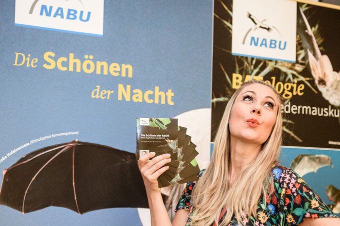 Ruth Moschner mit BAT-DVDs - Foto: Guido Rottmann