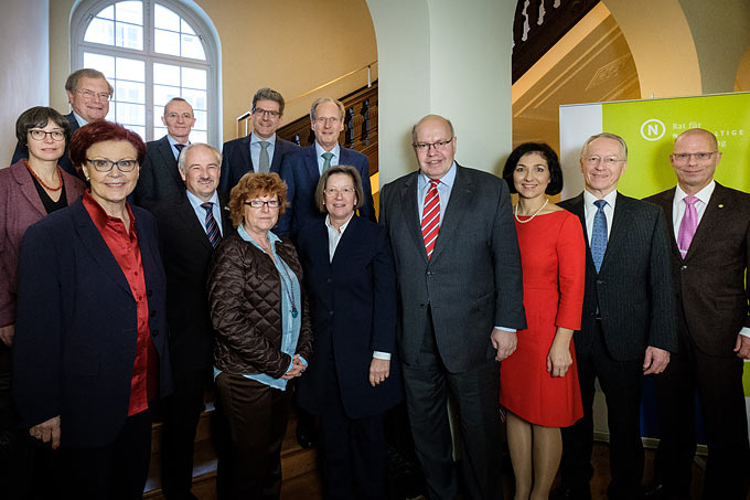 Der Rat für Nachhaltige Entwicklung bei seiner konstituierenden Sitzung mit Bundesminister Peter Altmaier (Mitte) - Foto: RNE/André Wagenzik