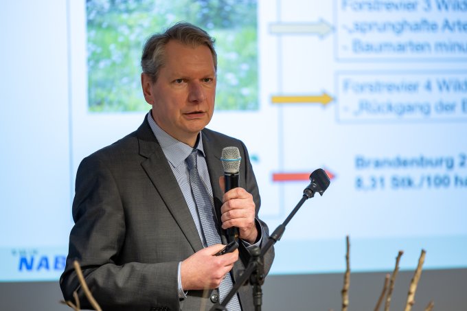 Dr. Carsten Leßner vom MLUK Brandenburg berichtet über das neue Brandenburger Verbiss-Monitoring. - Foto: Sebastian Runge