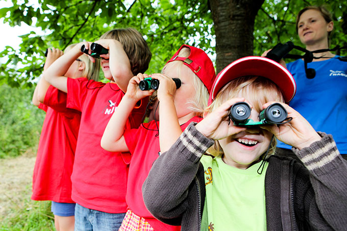 Natur erleben: Kindergruppe bei der Vogelbeobachtung mit dem Fernglas - Foto: Franz Fender