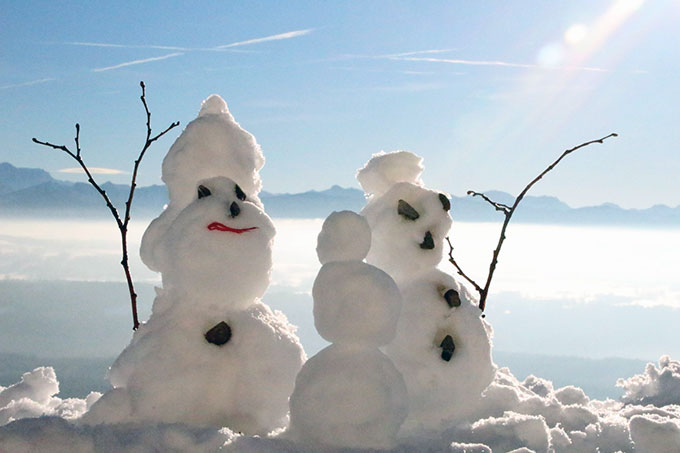 Wieso nicht gemeinsam Schneemänner bauen? - Foto: pixabay.com/lutzstaacke