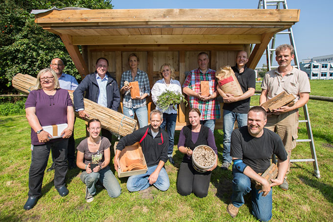 CEWE-Mitarbeiter bei Bepflanzungs-Aktion am Firmensitz in Oldenburg- Foto: CEWE