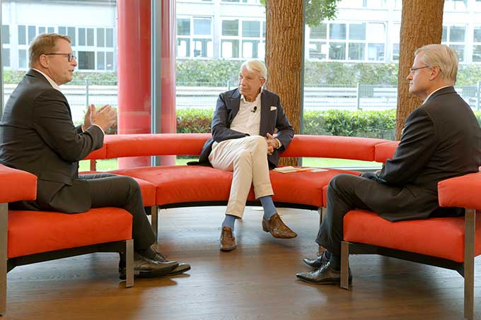 Beim Format „Talk auf der roten Couch“ von Werner &amp; Mertz diskutiert NABU-Präsident Jörg-Andreas Krüger 2020 mit Reinhard Schneider über globale Umweltkrisen und den Nutzen der Kreislaufwirtschaft - Foto: Werner und Mertz
