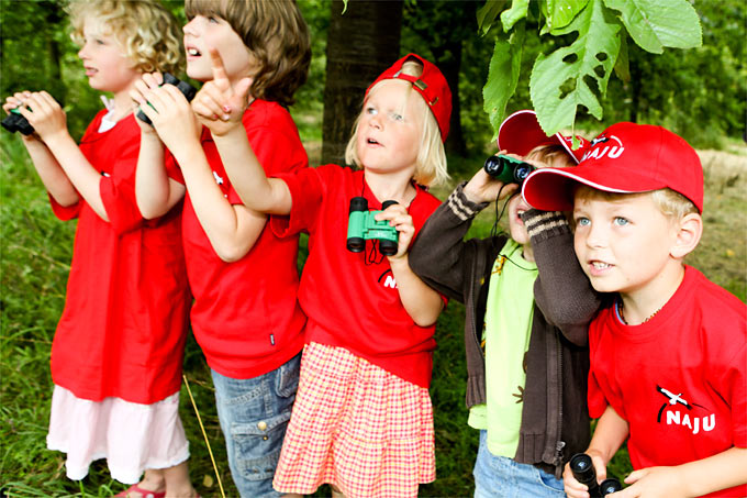 NAJU-Kindergruppe mit Ferngläsern - Foto: NABU/Franz Fender