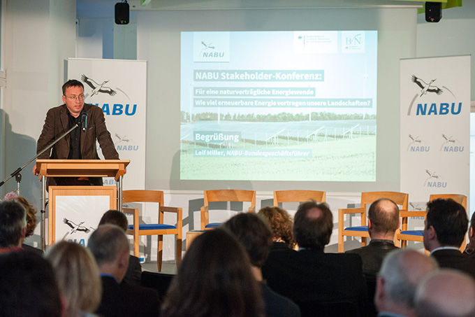 NABU-Bundesgeschäftsführer Leif Miller begrüßt die Teilnehmerinnen und Teilnehmer der Konferenz - Foto: Guido Rottmann