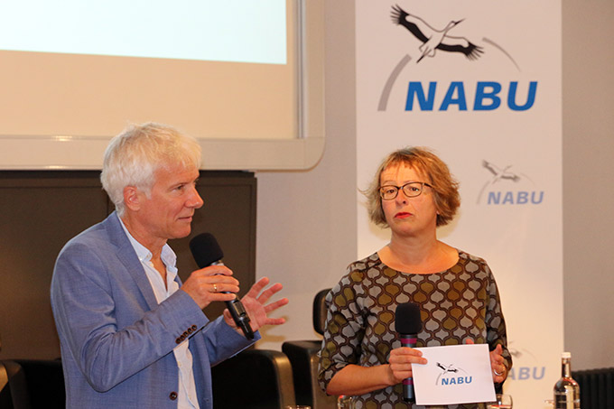 Michael Adler (tipping points) und Moderatorin Hanna Gersmann (taz) - Foto: NABU/M. Jedelhauser