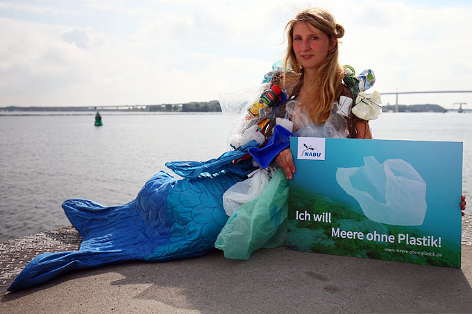 Die NABU-Meerjungfrau wünscht sich Meere ohne Plastik - Foto: NABU/Felix Paulin
