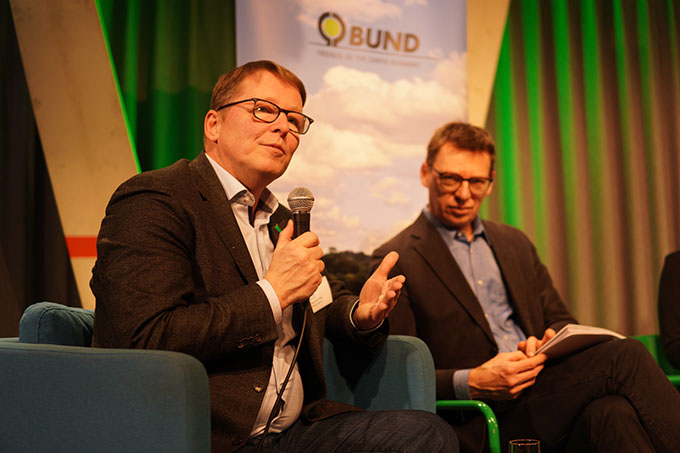Veranstaltung zur naturverträglichen Neuausrichtung des Bundesverkehrswegeplans mit NABU-Präsident Jörg-Andreas Krüger (l.) - Foto: Konrad Völkel