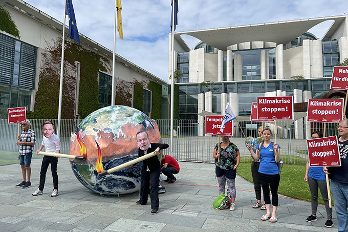 Protestaktion zum Klimaschutz-Sofortprogramm vor dem Bundeskanzleramt am 13. Juli 2022 - Foto: NABU/Nina Schwarz
