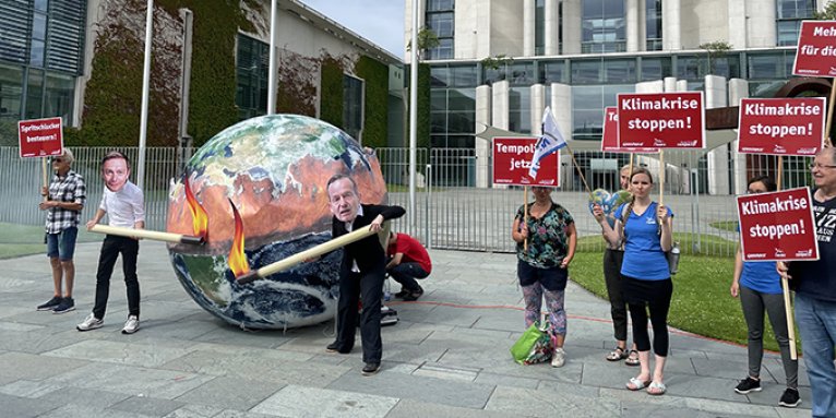 Protestaktion zum Klimaschutz-Sofortprogramm vor dem Bundeskanzleramt am 13. Juli 2022. - Foto: NABU/Nina Schwarz