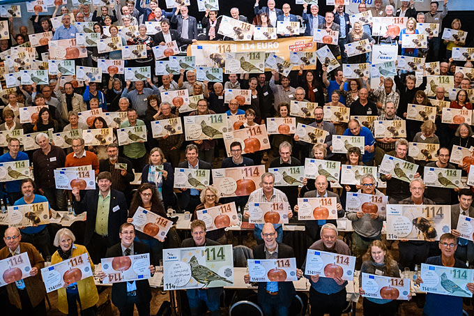 Gruppenfoto „Meine 114 Euro für…“ bei der NABU-Bundesvertreterversammlung 2018 in Hamburg – Foto: NABU/Guido Rottmann