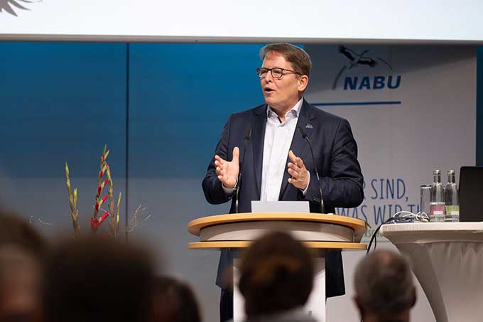 NABU-Präsident Jörg-Andreas Krüger machte klar, um was es dem NABU geht: Den Erhalt der Artenvielfalt und unserer Ökosysteme - Foto: Christopher Schmid