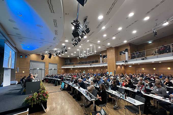 Nach zwei Jahren trafen sich die Delegierten der NABU-Bundesvertreterversammlung erstmals wieder live - Foto: Roland Panter
