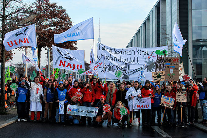 NABU- und NAJU-Aktive bei der Klima-Kohle-Demo in Berlin - Foto: Volker Gehrmann