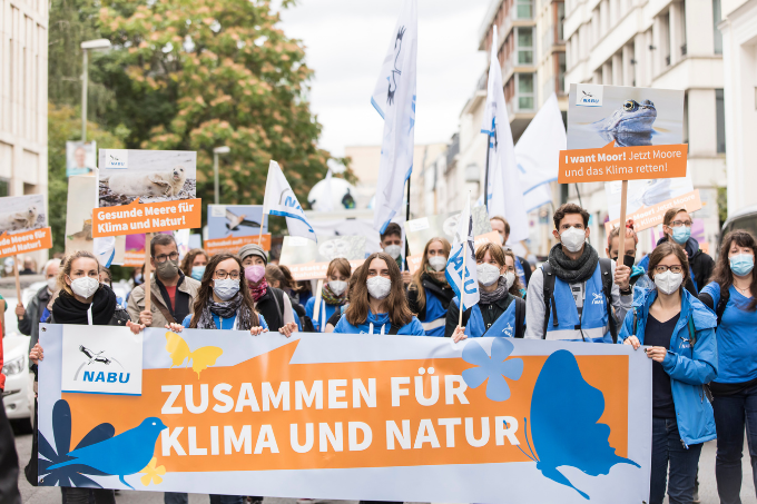 Zum globalen Klimastreik am 24. September 2021 ging - mit Maske und Abstand - auch der NABU für Klima und Natur auf die Straße - Foto: NABU/Ben Kriemann