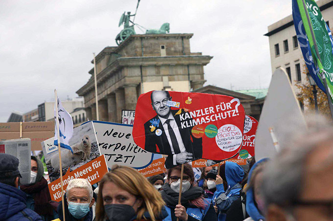 Kanzler für Klimaschutz? NABU-Schilder auf dem Klimastreik am 22. Oktober 2021 in Berlin - Foto: NABU/Ben Kriemann