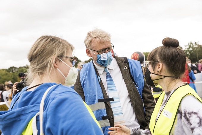 Gregor Hagedorn im Gespräch mit dem NABU beim Globalen Klimastreik, September 2021 - Foto: Ben Kriemann